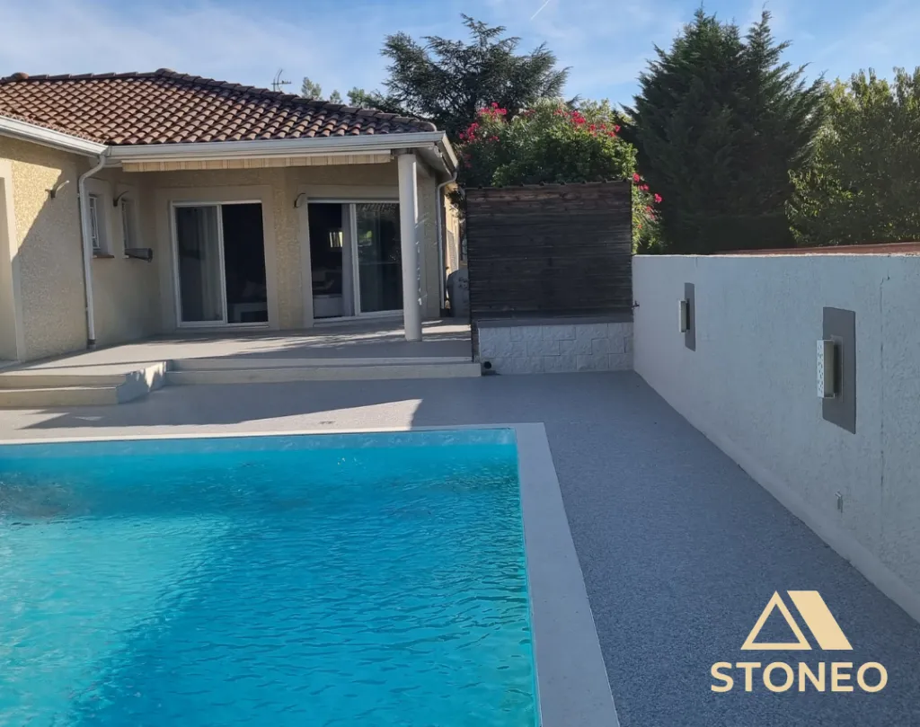 Terrasse et plage de piscine en marbre et résine à la Côte Saint André dans le secteur de la plaine de la Bièvre. Optez pour les revêtements STONEO spécialiste de la moquette de pierre dans le 38, 26 et 07