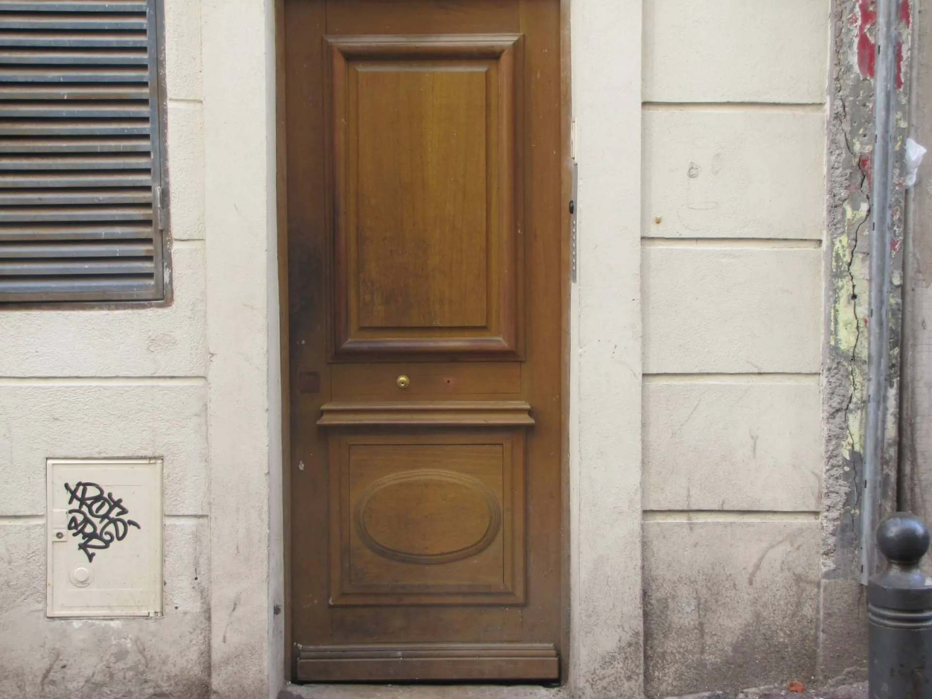 Réalisation d'une porte d'entrée dimmeuble en bois exotique à Marseille