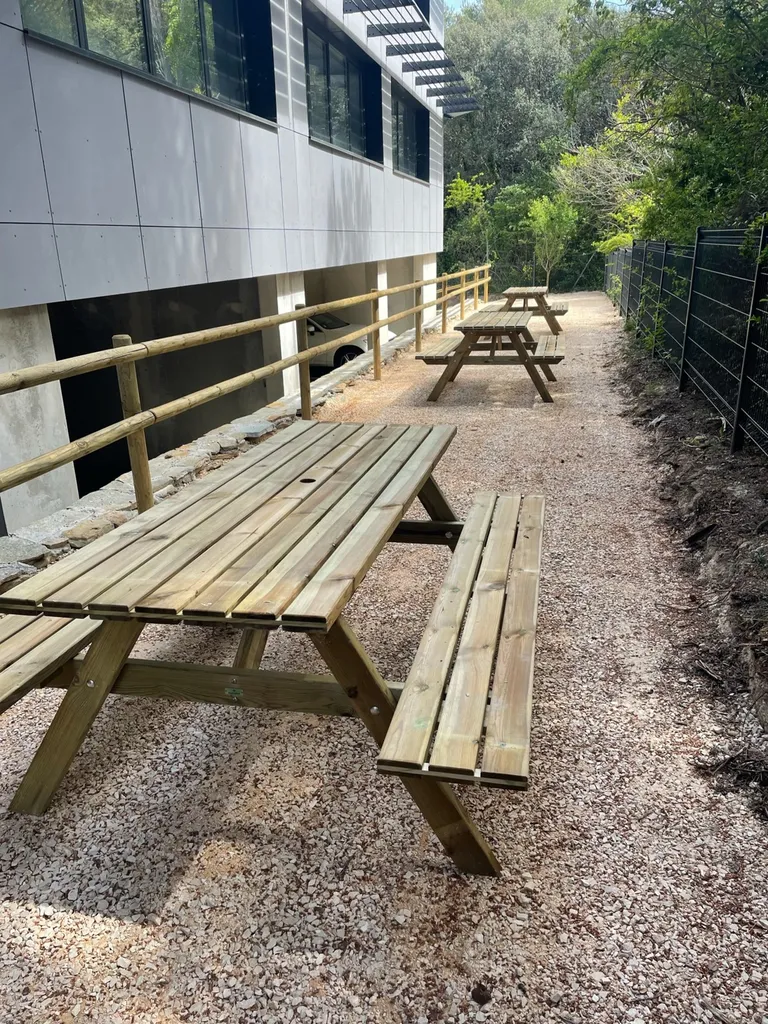 Aménagement d'une aire de détente  pour le personnel d'une entreprise de bureaux administratifs à Aix en Provence