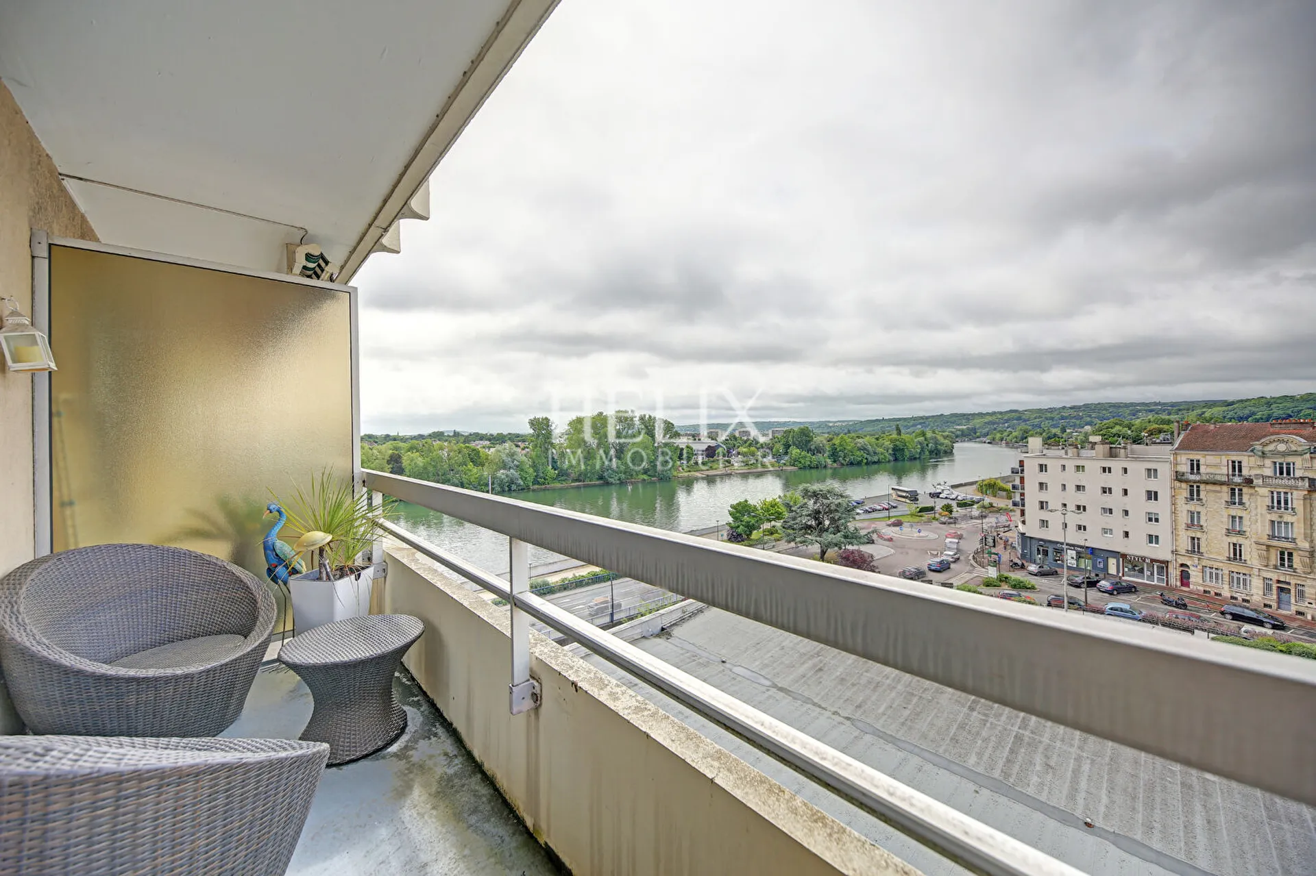 Magnifique 2 pièces au dernier étage avec balcon vue Seine