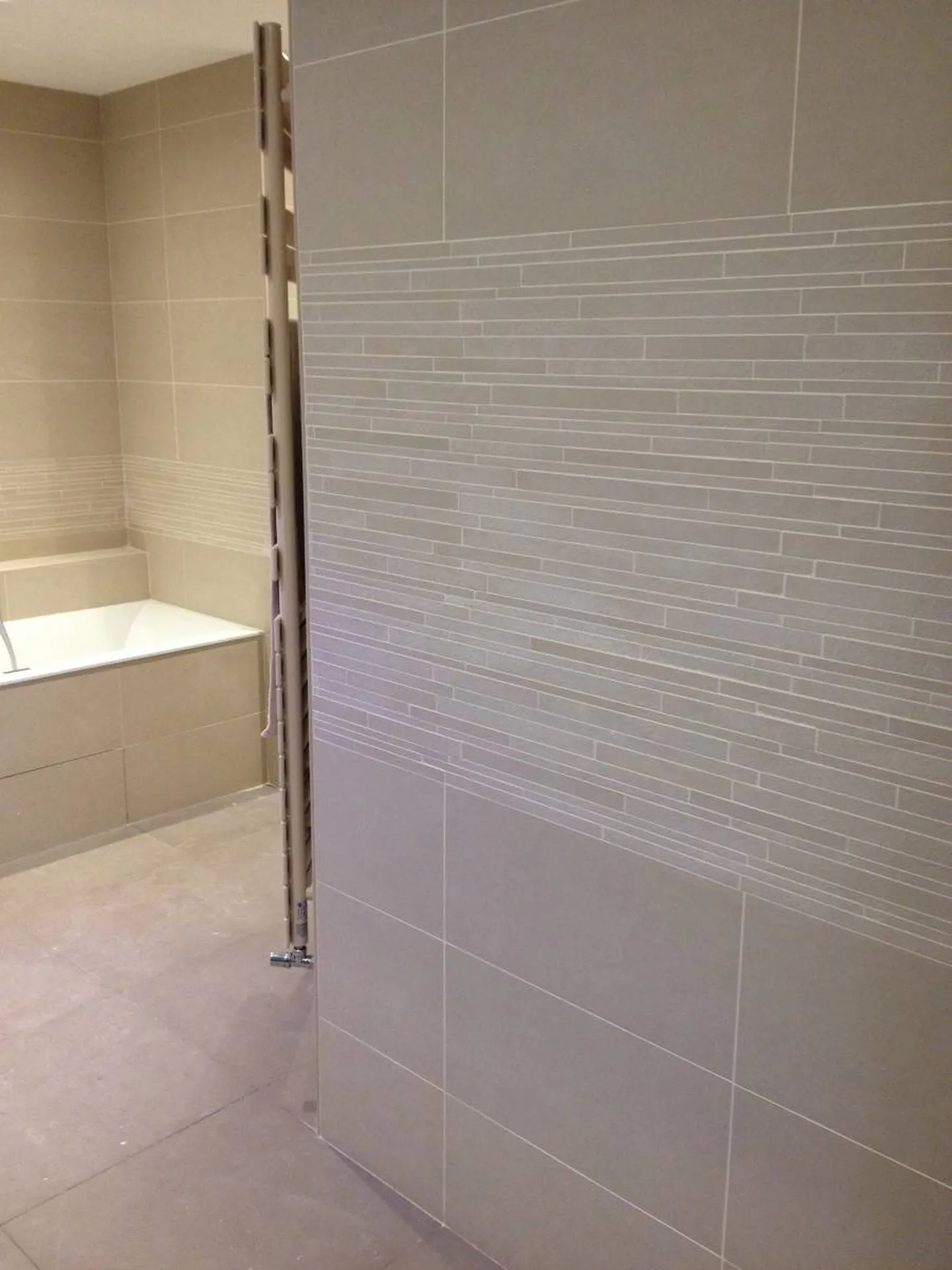 Pose de carrelage terminée dans une salle de bain rénovée à Saint-Germain-au-Mont-d’Or (Rhône – 69) avec alignement parfait réalisé au laser