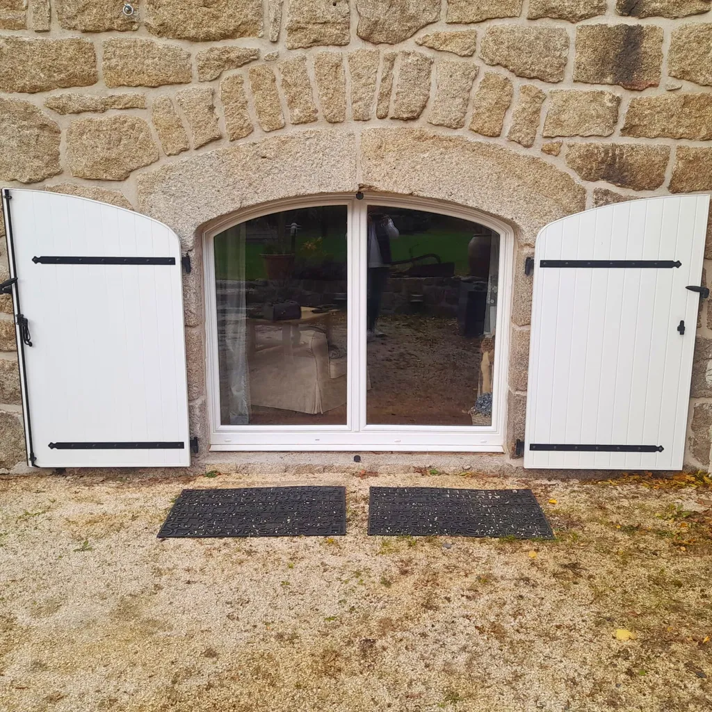 Pose de menuiseries volets PVC blanc cintrés sur-mesure par 3 Baies à Tence à coté du Chambon-sur-Lignon (43)