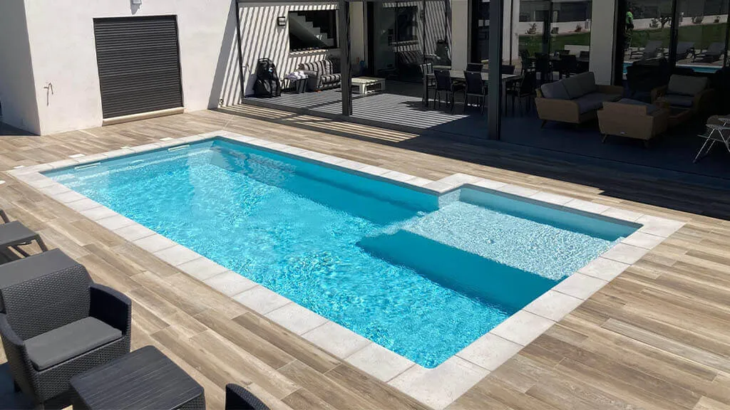 La Larimar déclinées en plusieurs longueurs offre un large bain de soleil pour la relaxation et un bel espace de jeux pour les touts petits 