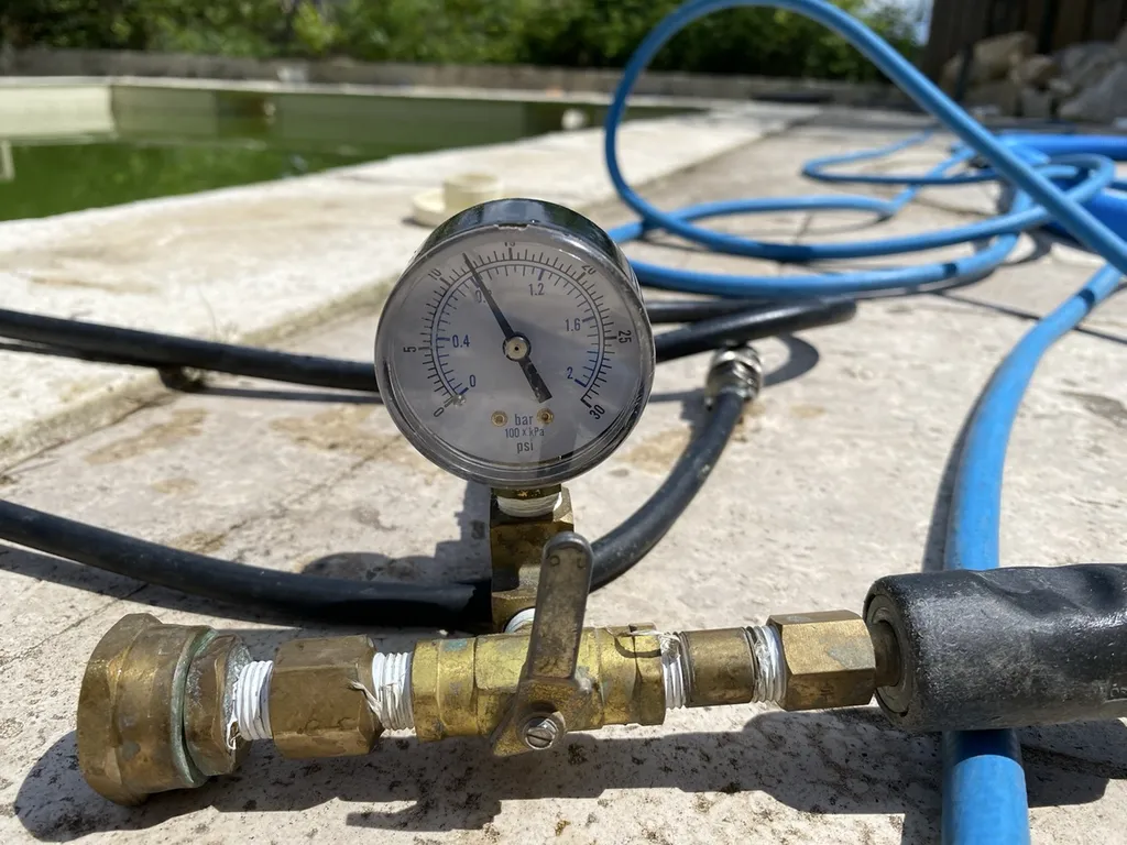 Exemple d'intervention spécialisée pour trouver une fuite sur piscine sans destruction à Libourne dans le 33