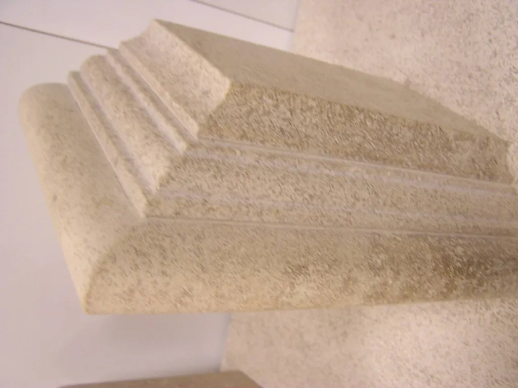 Tailleur de pierre en pierre de France, pierre du Périgord et pierre de Dordogne.  Moulure et taille de pierre en Occitanie proche Provence.