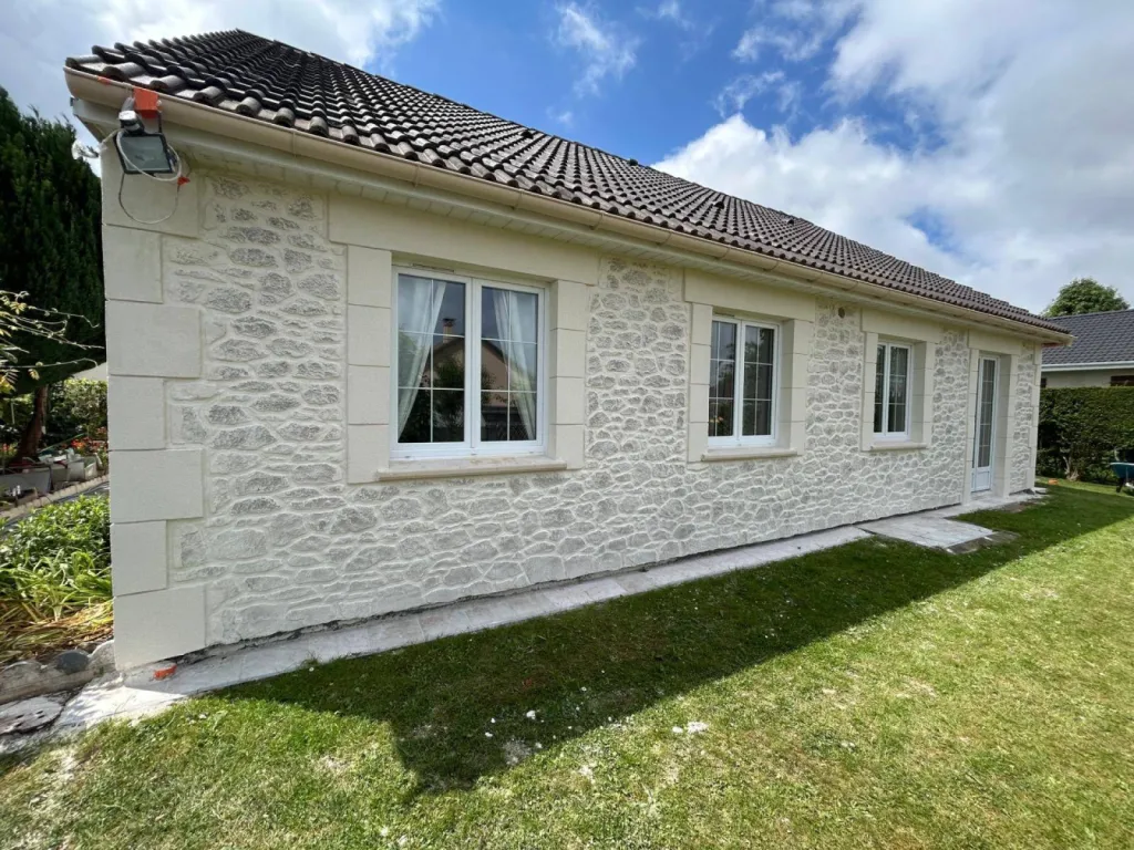 Le ravalement aspect pierre à la chaux aérienne pour les amateurs d'authenticité ou dans le cadre d'une obligation de conserver l'aspect d'origine pour les zones classées bâtiment de France