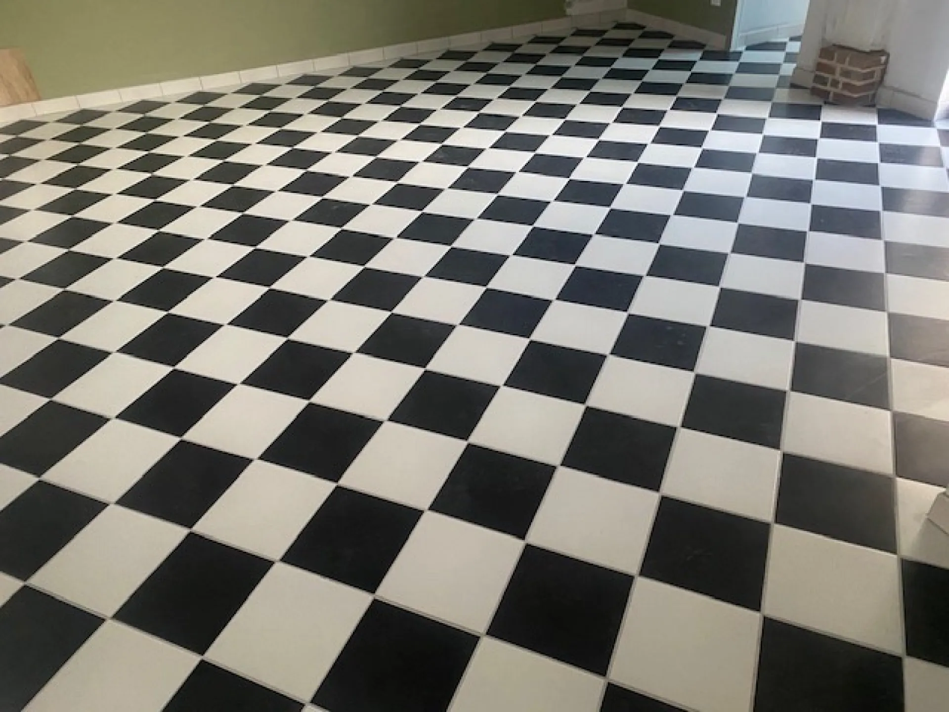 Pose de carrelage grès cérame uni blanc et uni noir 25 x 25 pour un damier élégant à Fécamp près de Valmont en Seine-Maritime 76