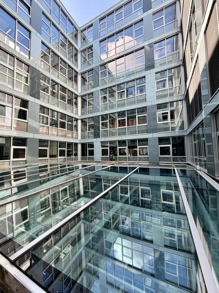Film adhésif solaire sur verrière à Genève : comment réduire la chaleur dans un atelier professionnel grâce au XPEL Vision Exterior Clear Performance 75
