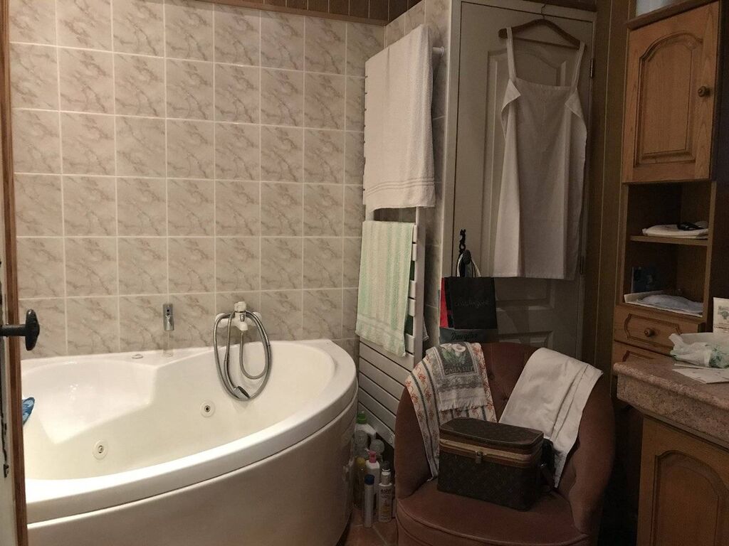 A vendre maison de caractère au cœur de la commune de Arques la Bataille offrant 3 chambres