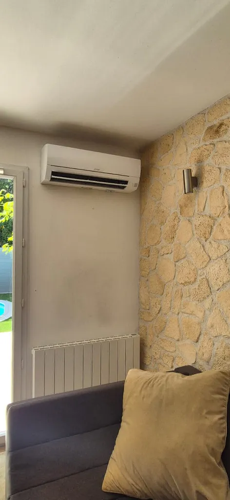 Installation d'une climatisation Mitsubishi avec cache-clim à Sainte-Maxime par ClimElec+