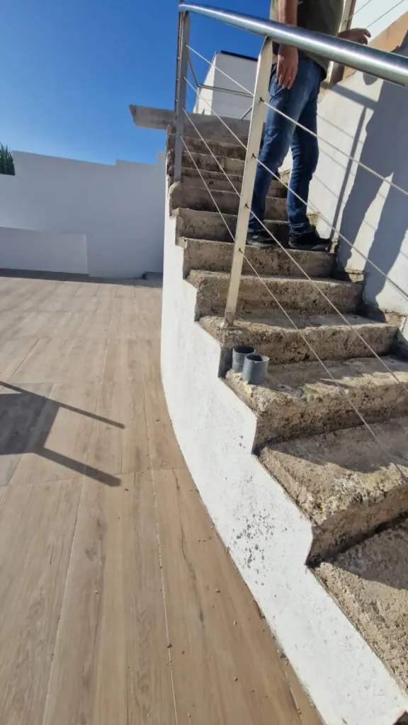 Design Épuré, Durabilité Externe : Notre Escalier en Ipé à Carry-le-Rouet 