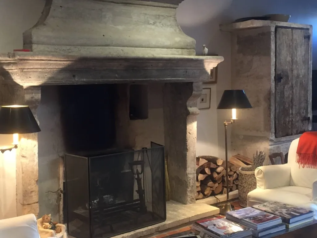 Une cheminée en pierre 18ème dans une maison de village à Menerbes rénovée par Sacha HOUANT
