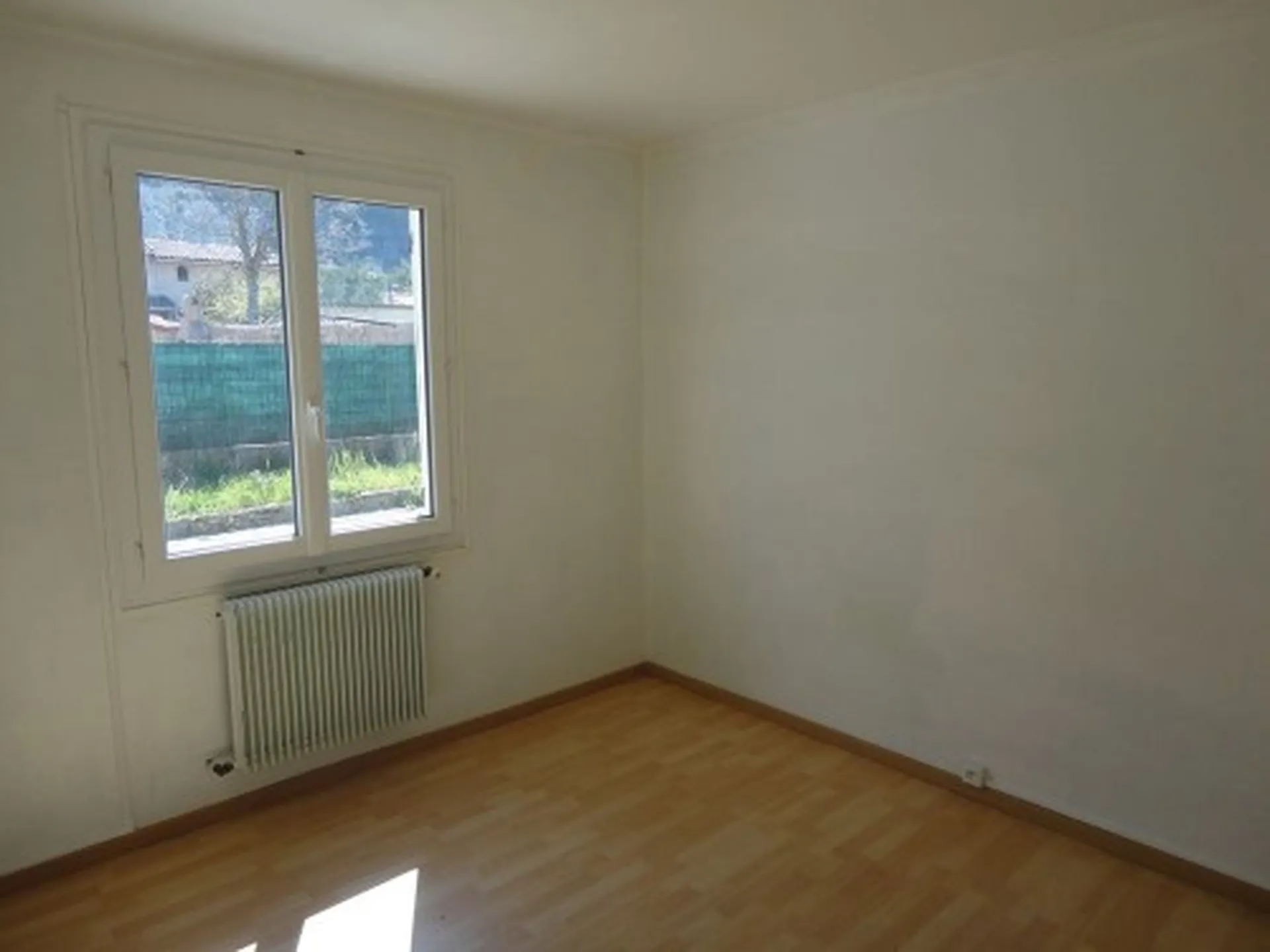 vente maison de plaind pied 4 Roquefort La Bédoule secteur recherché  avec terrain de 600m², garage et dépendances