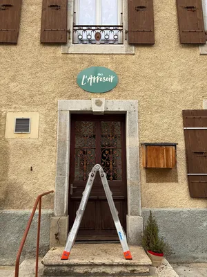 Création et pose d’une enseigne publicitaire pour l’entreprise L'Arrosoir à Noiraigue (Val-de-Travers)