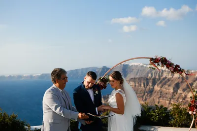 Organisez votre cérémonie romantique sur une terrasse vue Caldera avec l’accompagnement d’une wedding planner professionnelle française à Santorin