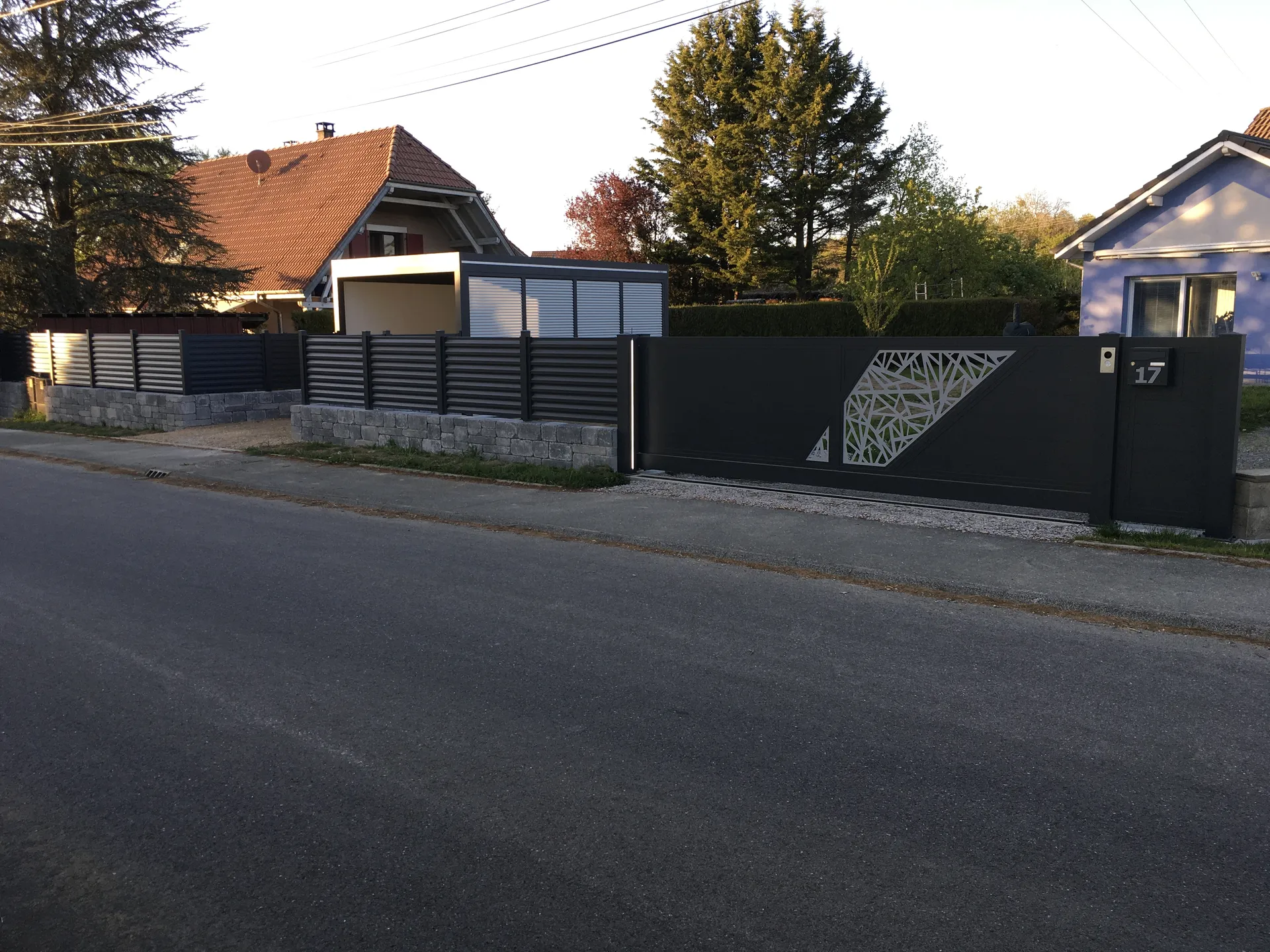 CLÔTURES CARPORT ET PORTAIL AUTOPORTÉ FABRICATION FRANÇAISE MOTEUR SOMFY DANS LE POTEAU