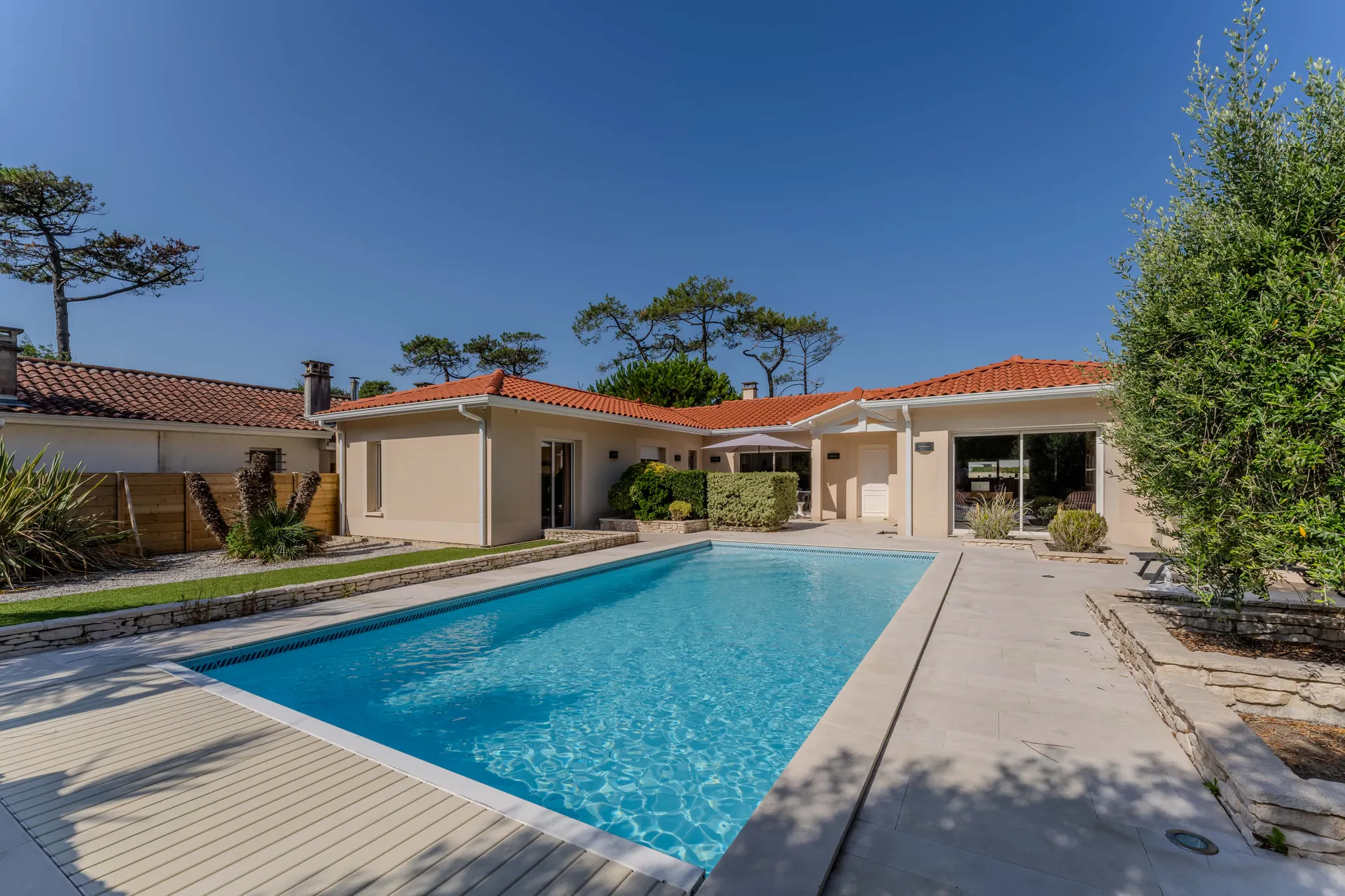 VILLA D'EXCEPTION SUR BISCARROSSE DE 242 M² À 500 M DE LA PLAGE AVEC PISCINE, SAUNA & JACUZZI.