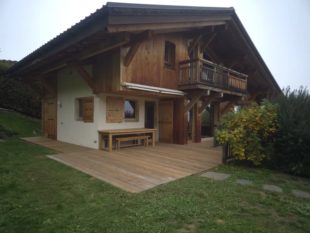 Réfection de terrasse en IPE et réfection d’un auvent de garage en tavaillon à Combloux en Haute-Savoie