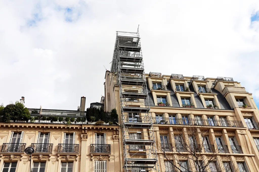 Chantier couvreur au Chesnay : rénovation de toiture zinc sur immeuble, façonnage sur mesure, pliage zinguerie et finitions d’étanchéité durables