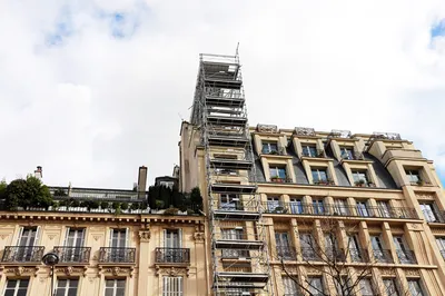 Chantier couvreur au Chesnay : rénovation de toiture zinc sur immeuble, façonnage sur mesure, pliage zinguerie et finitions d’étanchéité durables