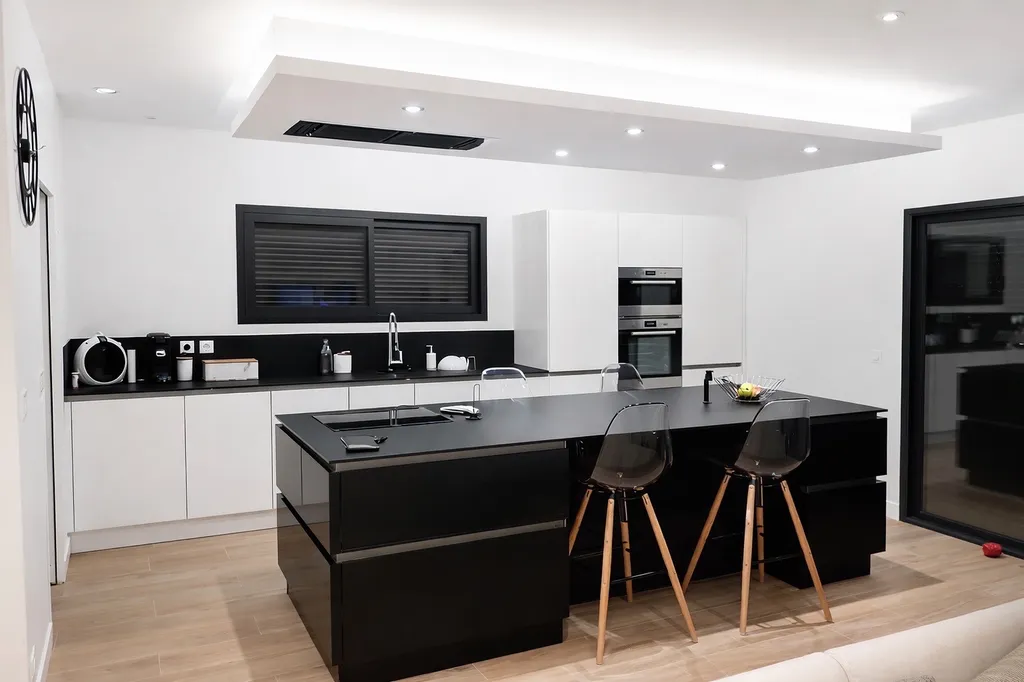 Intervention pour une cuisine design à Ramonville-Sainte-Agne : mise en place d'une hotte aspirante de plafond invisible vers Castanet-Tolosan