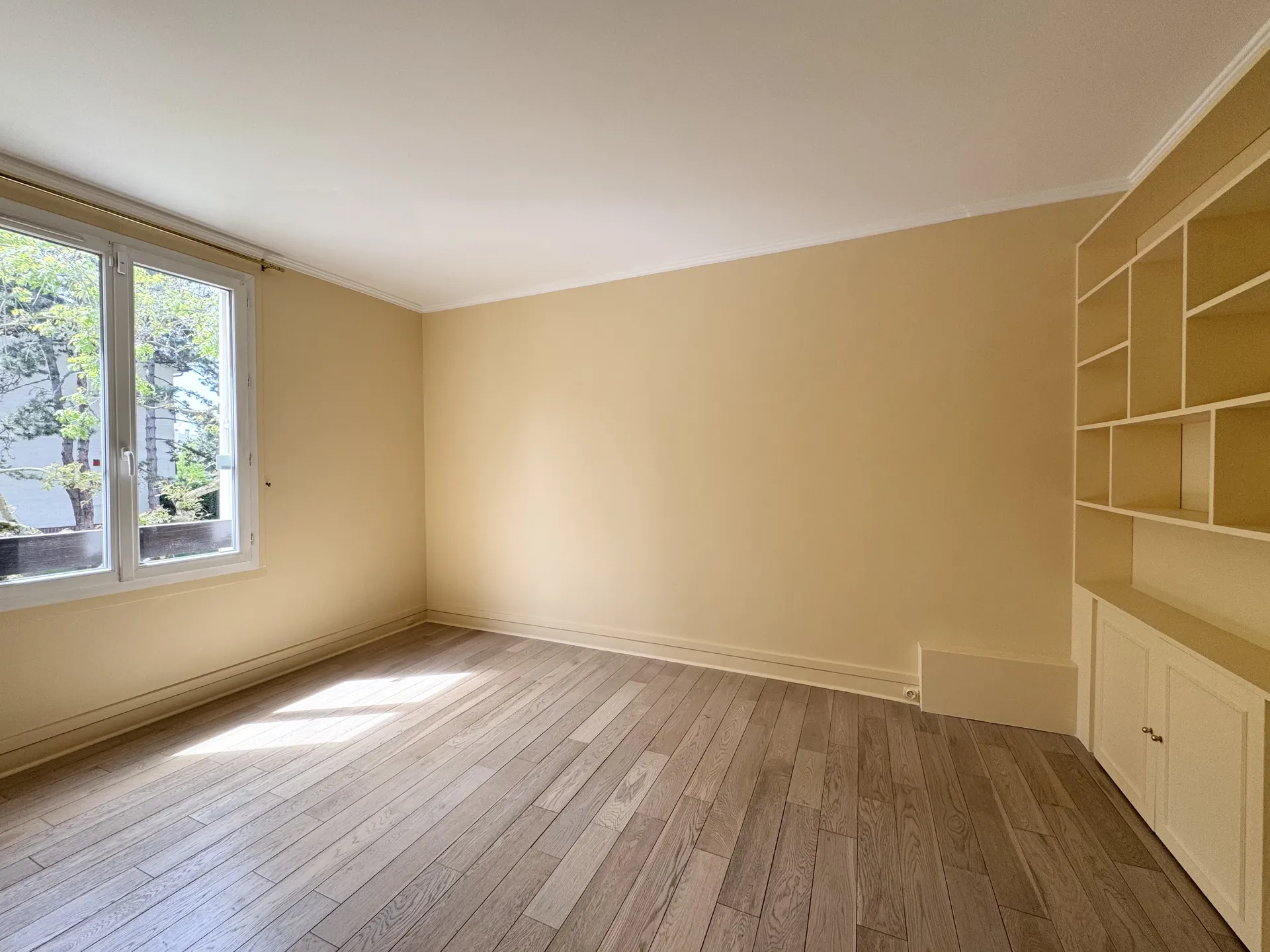 Appartement familial 3 pièces de 124,35m2 lumineux avec balcon, garage et cave à Louveciennes proche de la gare.