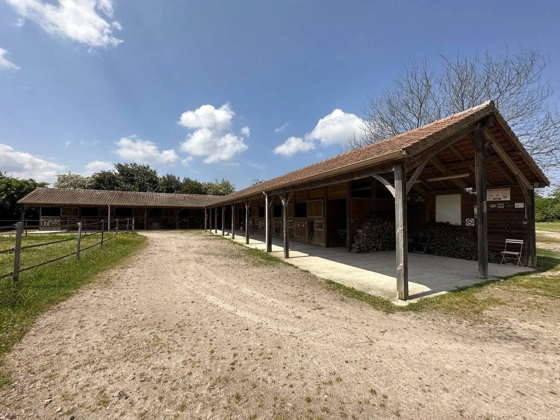 A vendre ensemble immobilier, offrant un cadre de vie idyllique pour les passionnés d'équitation, les professionnels du monde équestre
