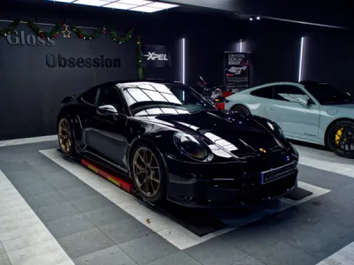 Pose sur mesure d’un film de protection PPF XPEL sur cette Porsche 992 Turbo S, garantissant une défense optimale contre les projections et micro-rayures