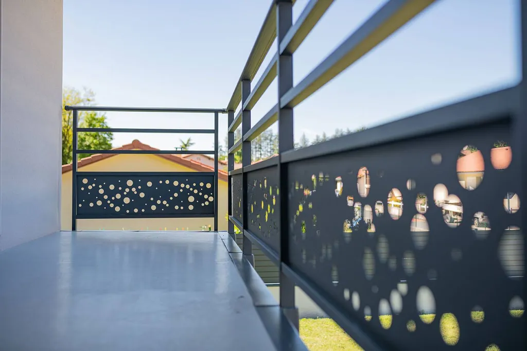 Garde-corps aluminium avec motif découpé laser