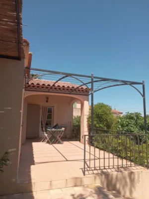 FABRICATION ET POSE D'UNE PERGOLA AVEC HAUT VOUTE EN FER FORGE SUR MESURE A MARTIGUES DANS LES BOUCHES DU RHONE 13