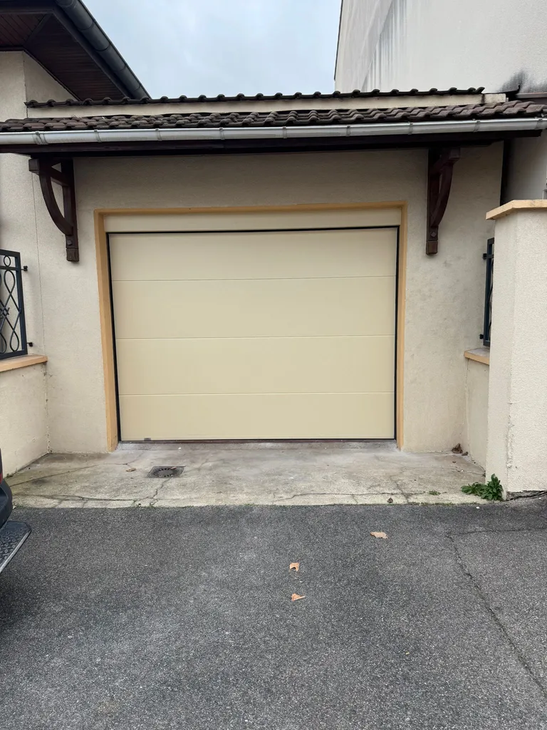 Pose d’une porte de garage sectionnelle motorisée de chez France Fermeture en remplacement d'une porte battante à Bron proche Lyon
