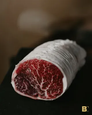 Nos bouchers toulousains partagent leur passion et leur savoir-faire pour vous aider à choisir la meilleure viande, avec le sourire des Copains Nos bouchers toulousains partagent leur passion et leur savoir-faire pour vous aider à choisir la meilleure viande, avec le sourire des Copains