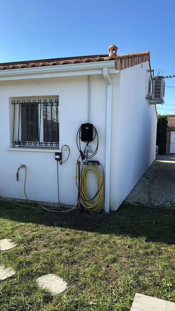Une borne de recharge pour voiture électrique individuel sur une maison en gironde