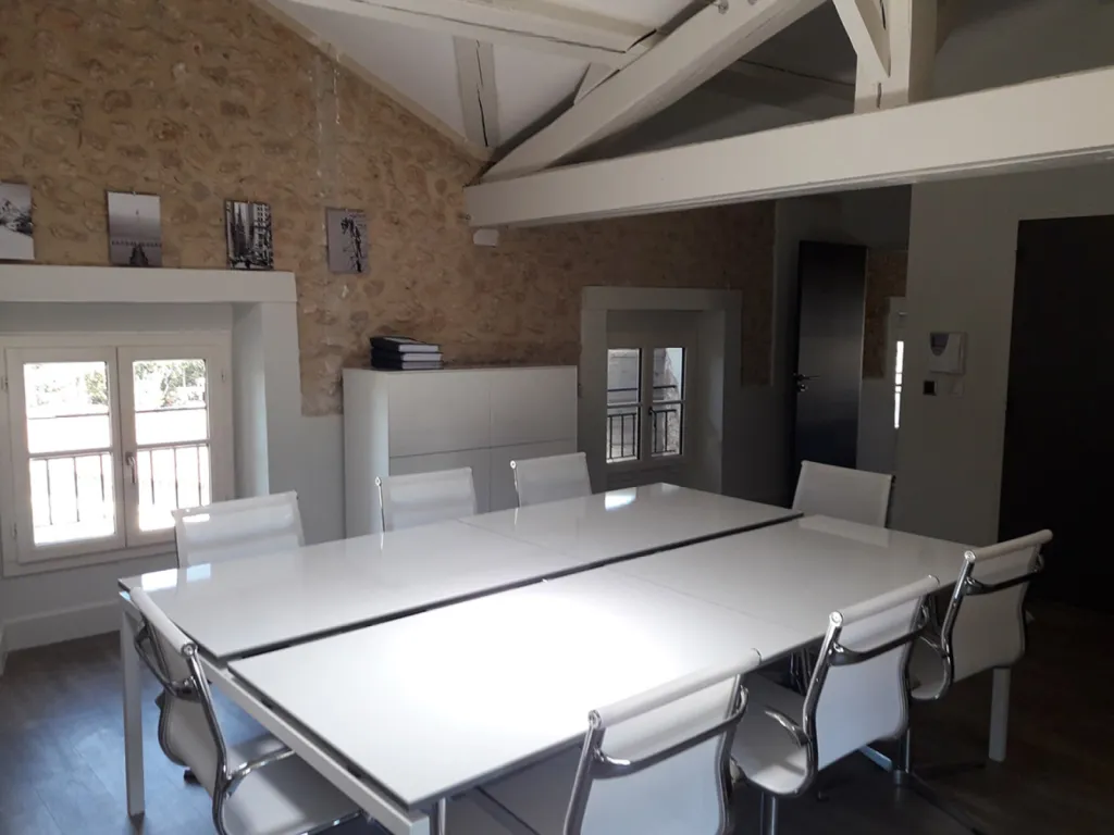 Aménagement du nouveau siège social de SAM Immobilier à Bouc-Bel-Air avec bureaux Cinétic, salle de réunion modulable et sièges résille design