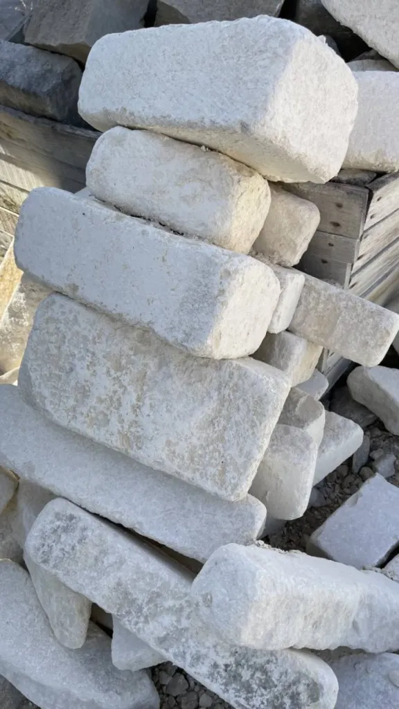 Pavé Montignac vibré ou Rustique pour carrelage pierre, dallage terrasse, sol, allée, piscine, coursive à Bordeaux et Dordogne pour livraison partout en France