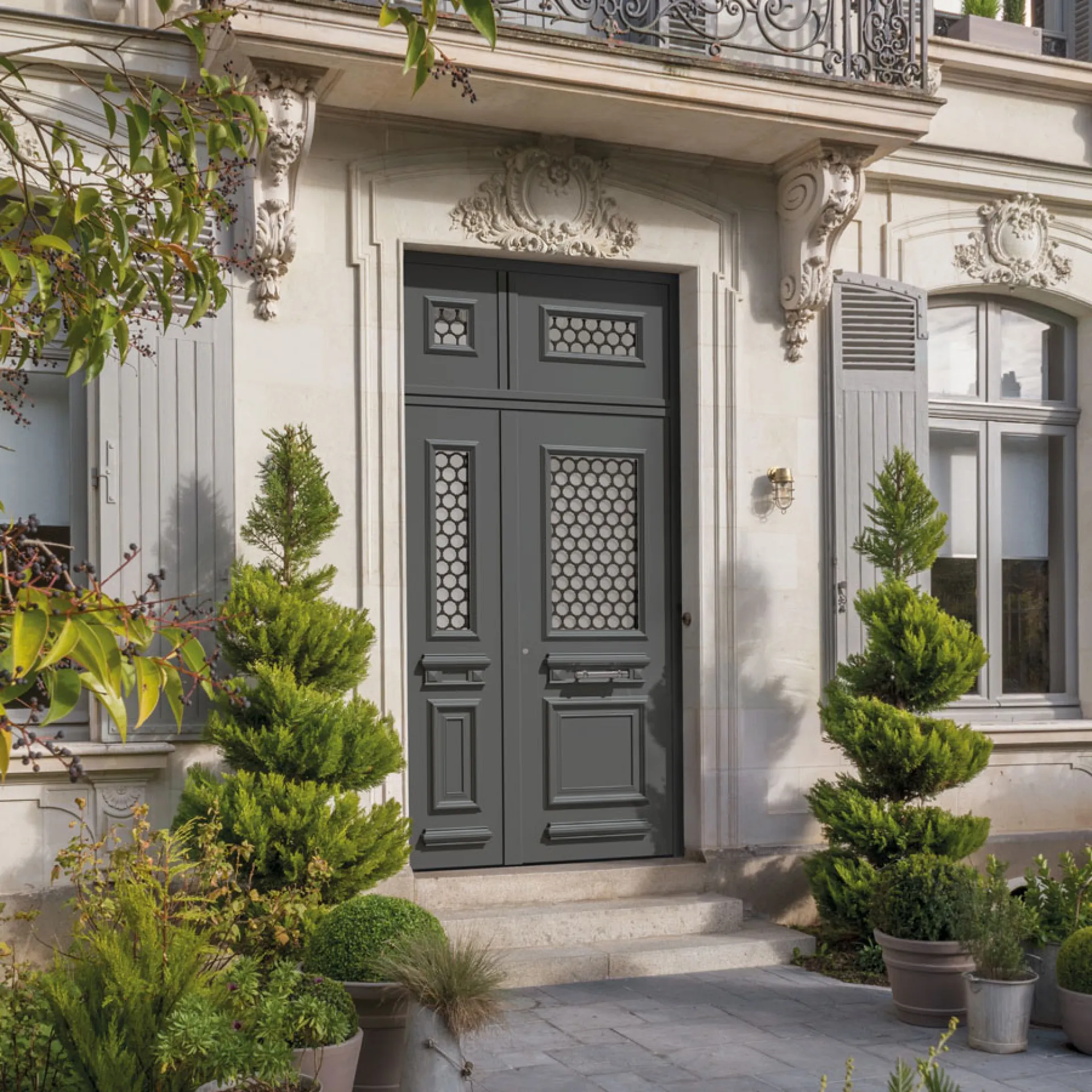 Porte d'entrée en aluminium semi-vitrée avec grille décorative en Côte d'Or