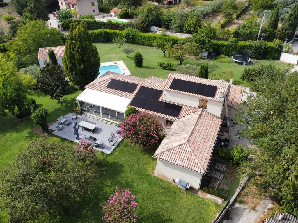 Installation de  18 panneaux solaires avec micro-onduleurs, batteries et borne de recharge Enphase pour une famille à Aubagne
