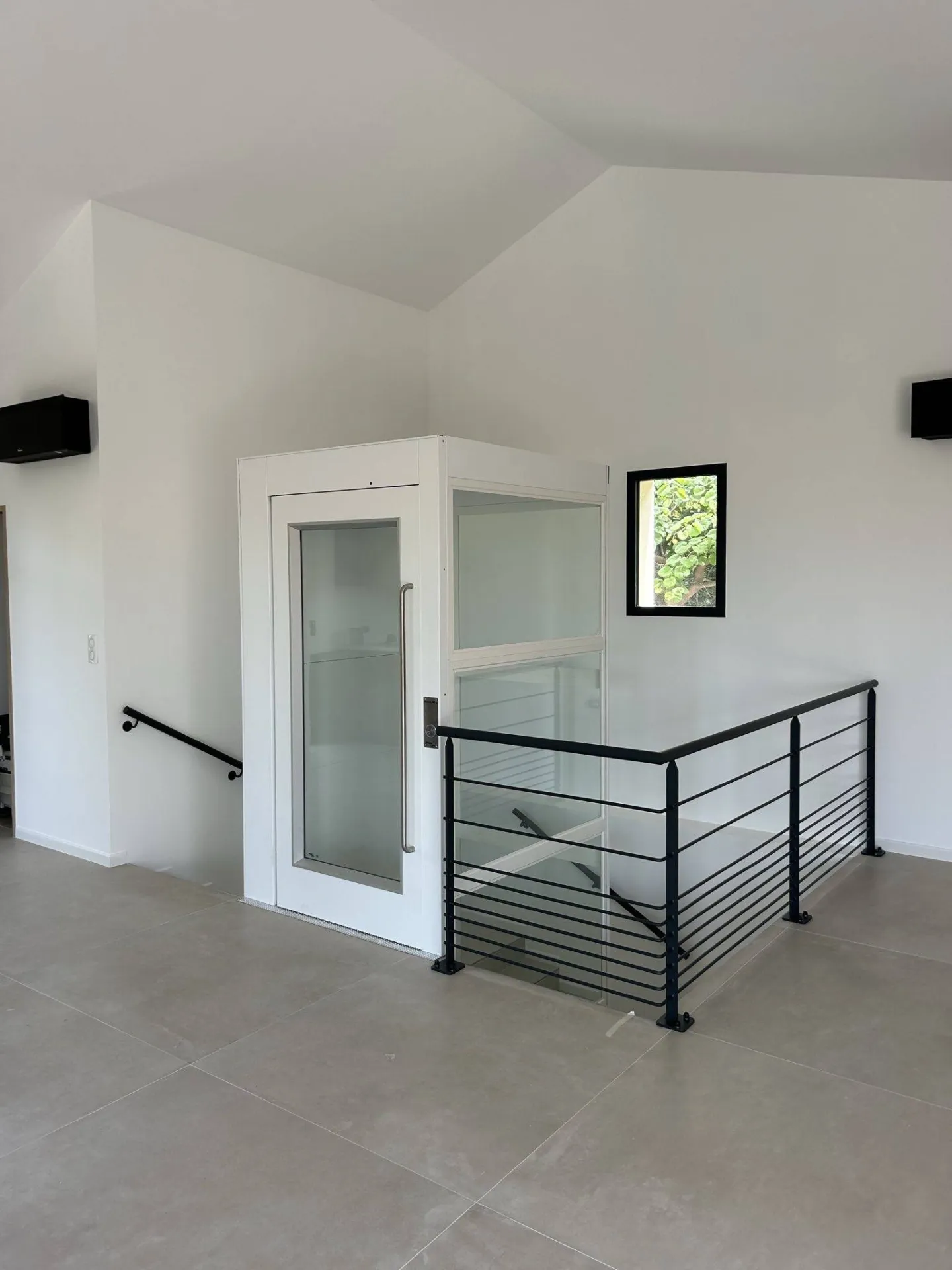 L'ascenseur de maison NAMILIFT PL400 expose toute son élégance dans ce nouvel environnement sur 2 niveaux entre Marseille & Toulon L'ascenseur de maison NAMILIFT PL400 expose toute son élégance dans ce nouvel environnement sur 2 niveaux entre Marseille & Toulon