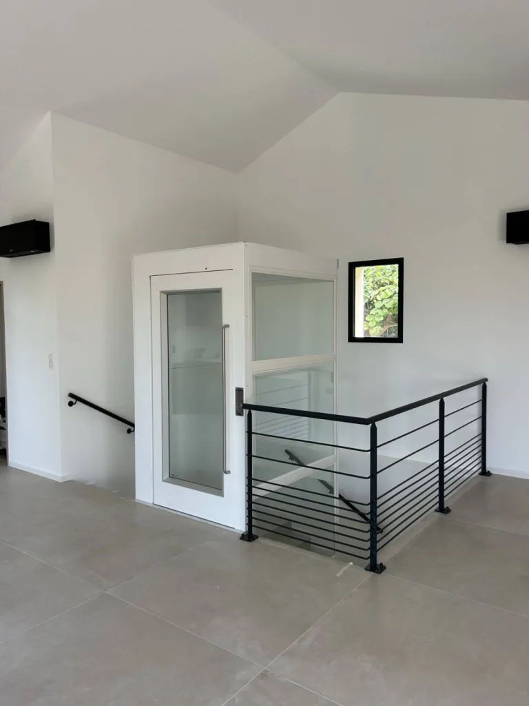 L'ascenseur de maison NAMILIFT PL400 expose toute son élégance dans ce nouvel environnement sur 2 niveaux entre Marseille & Toulon