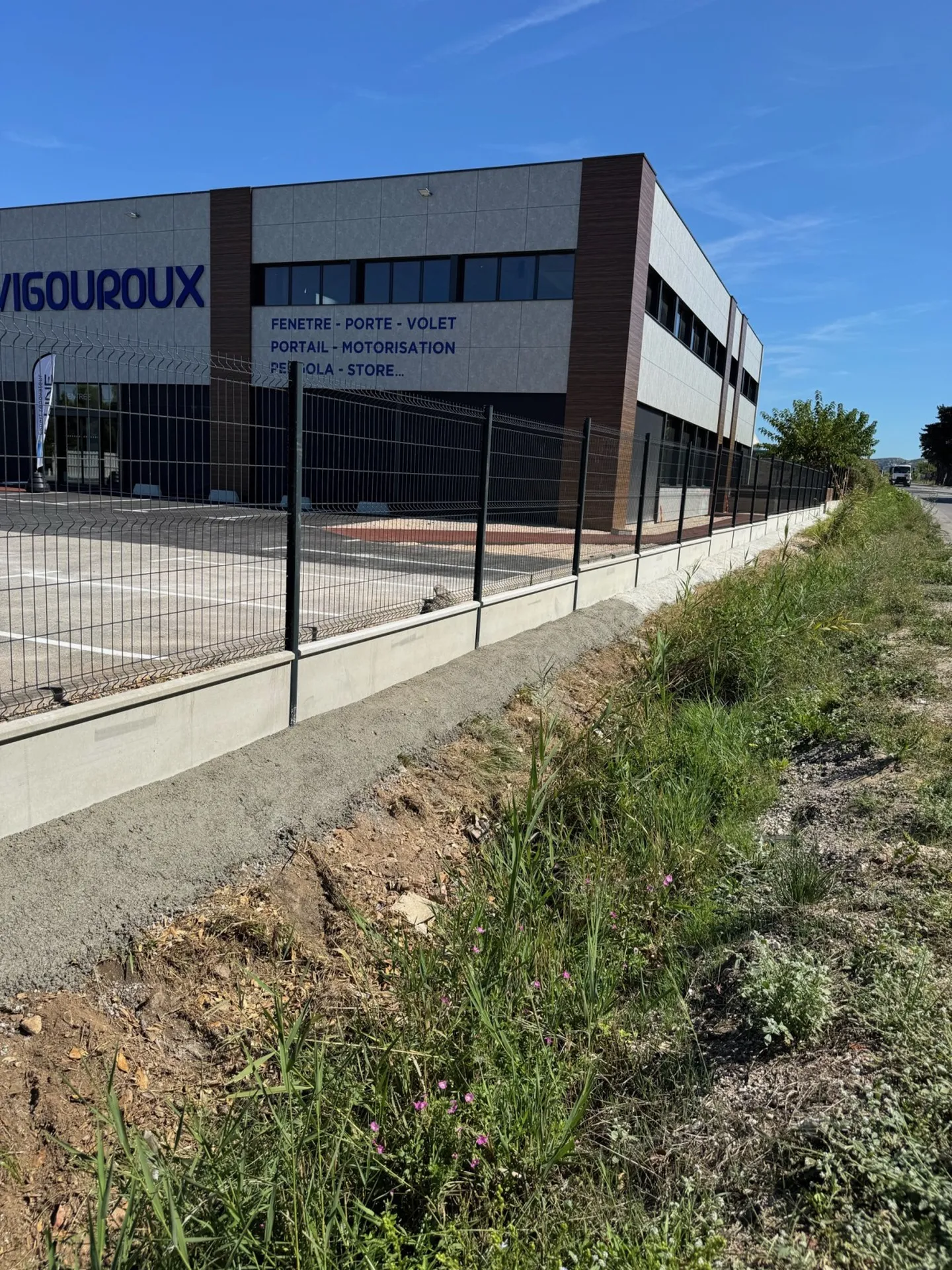 Réalisation d'une clôture en panneaux soudés avec soubassement béton pour entreprise à Marignane