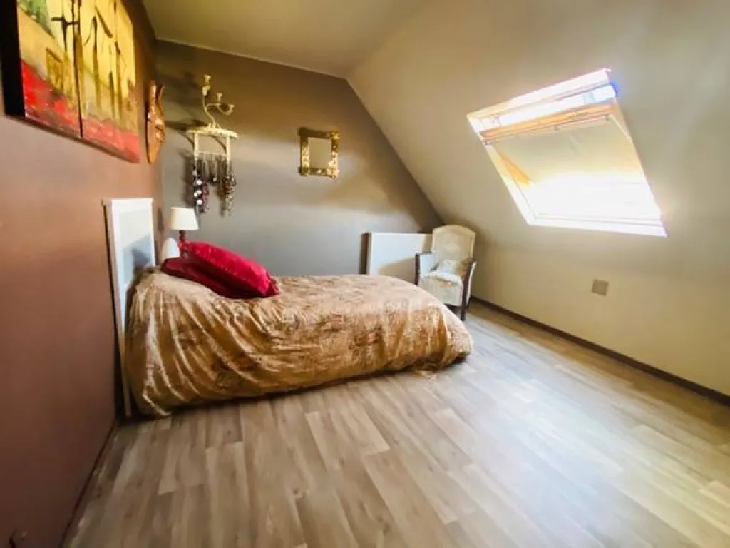 À l´étage 2 chambres, un dressing ou bureau, une salle de bains