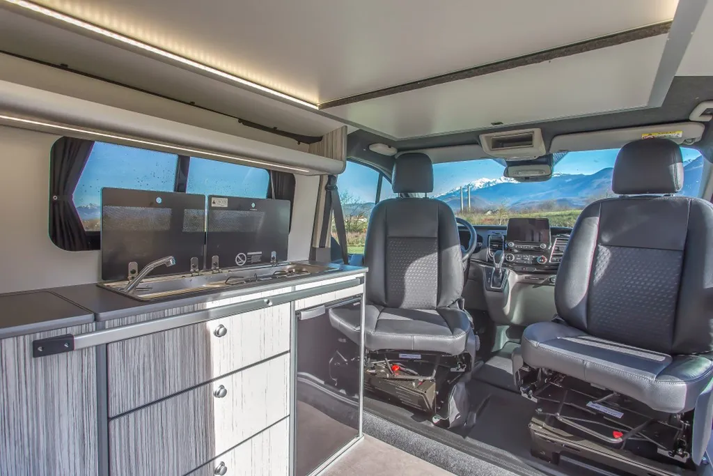 Entreprise spécialisée en aménagement intérieur sur-mesure d'un Ford Transit Custom L2H1 à Lyon et dans le Rhône