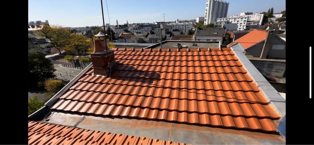  Application de traitement hydrofuge sur l’intégralité d’une toiture en tuiles à Nantes  44200