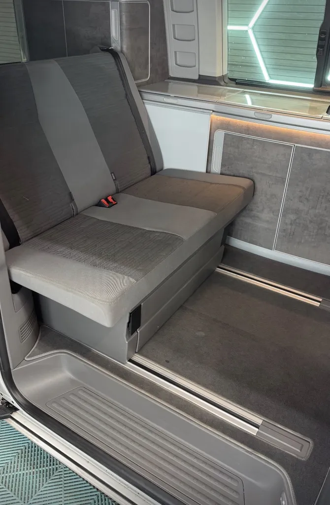Nettoyage des sols et des sièges en tissus avec lavage en profondeur des moquettes d'un Citroën SpaceTourer à Valleiry en Haute-Savoie