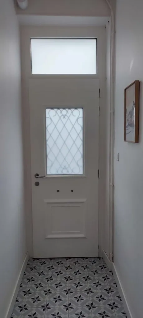 Remplacement d'une porte d’entrée, pose d'une porte en aluminium monobloc avec imposte, haute sécurité, fabrication française, installation à Dijon