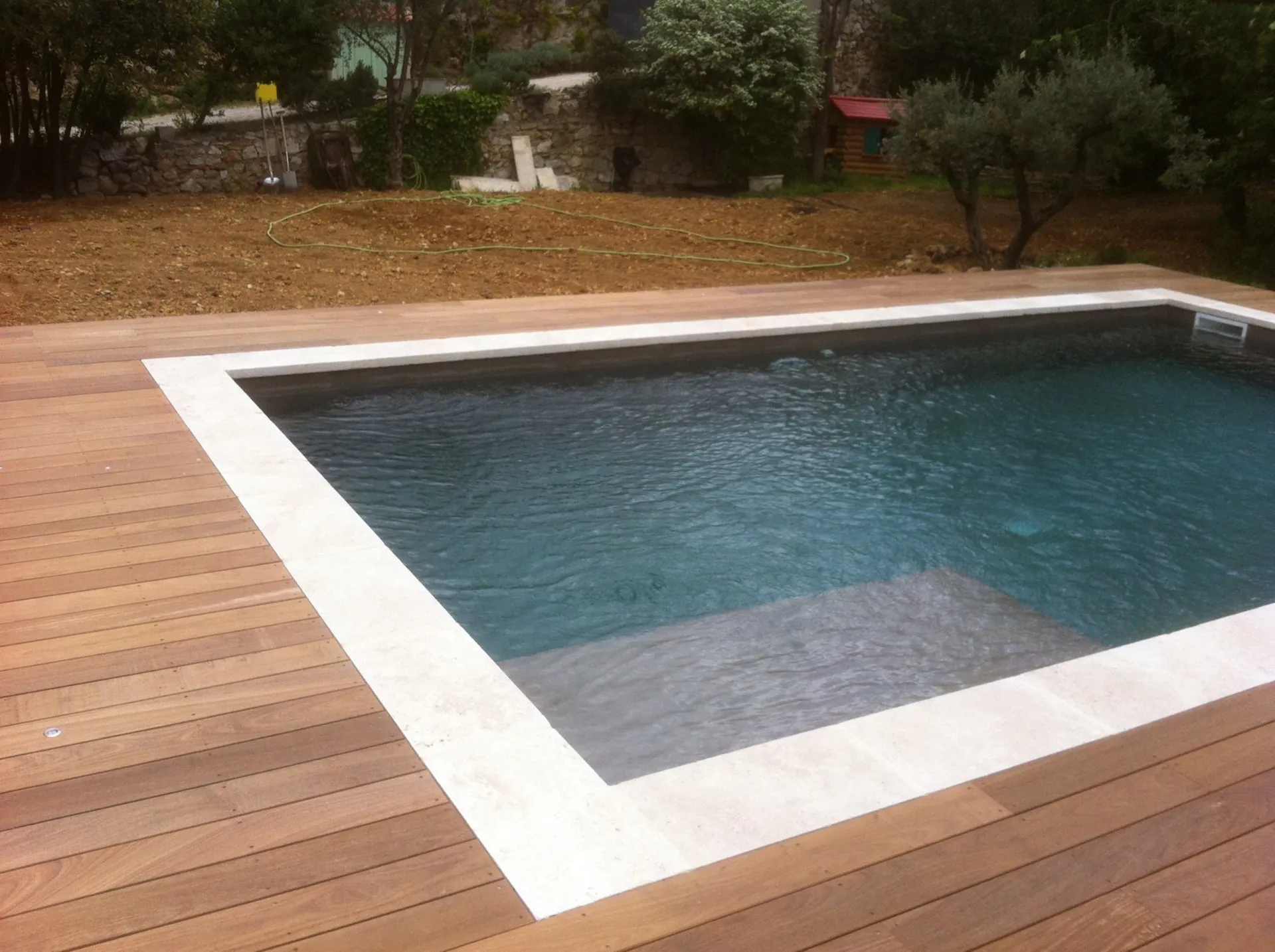 Agencement d'un tour de piscine en bois exotique Ipe