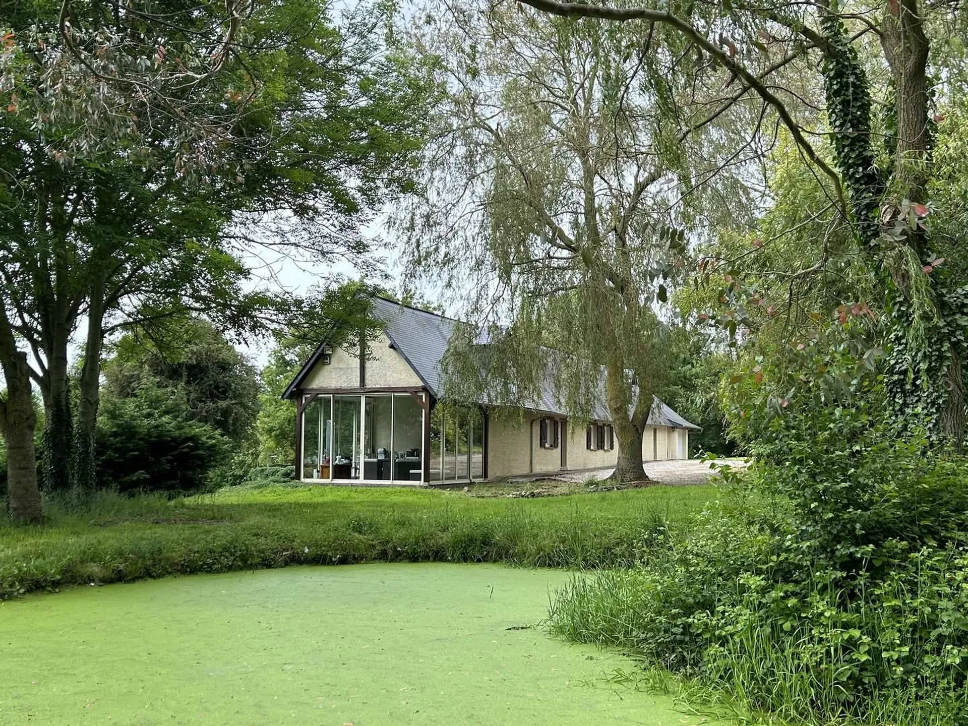 À vendre : Superbe propriété à Neufchâtel en Bray, Normandie, avec une maison de 220 m² sur un terrain de 6,8 hectares. Un véritable paradis naturel avec mares pittoresques et arbres divers.