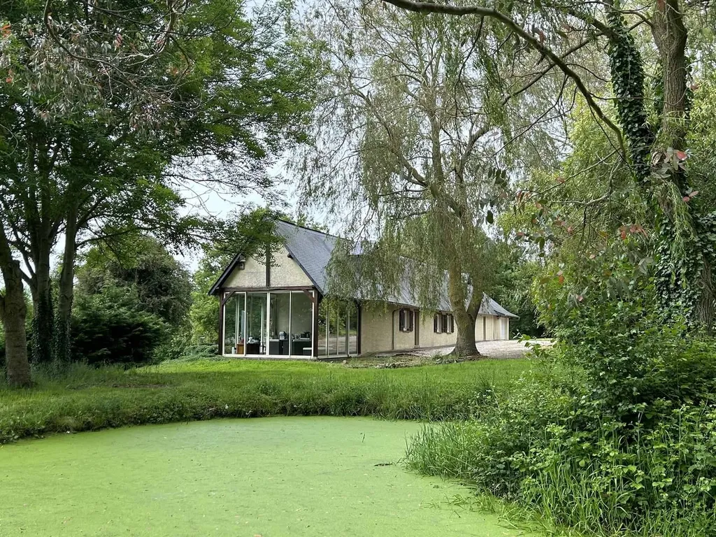 À vendre : Superbe propriété à Neufchâtel en Bray, Normandie, avec une maison de 220 m² sur un terrain de 6,8 hectares. Un véritable paradis naturel avec mares pittoresques et arbres divers.