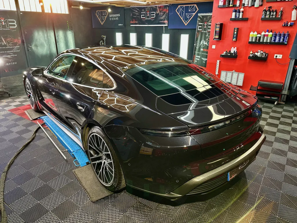 detailing lyon spécialiste Porsche Taycan