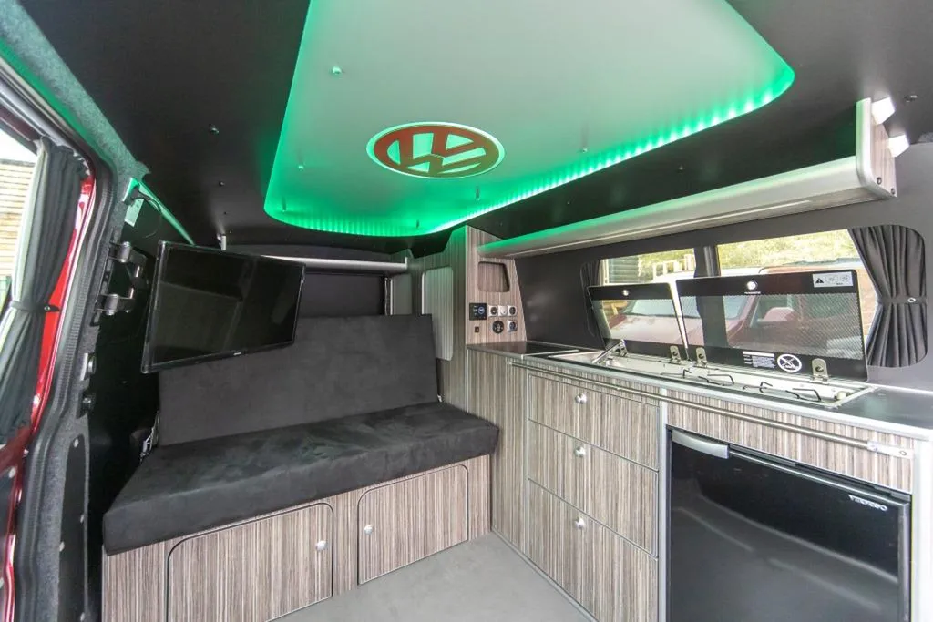 VW T6 Long aménagé sur-mesure à Marseille : van à plafond LED programmable pour les nuits méditerranéennes